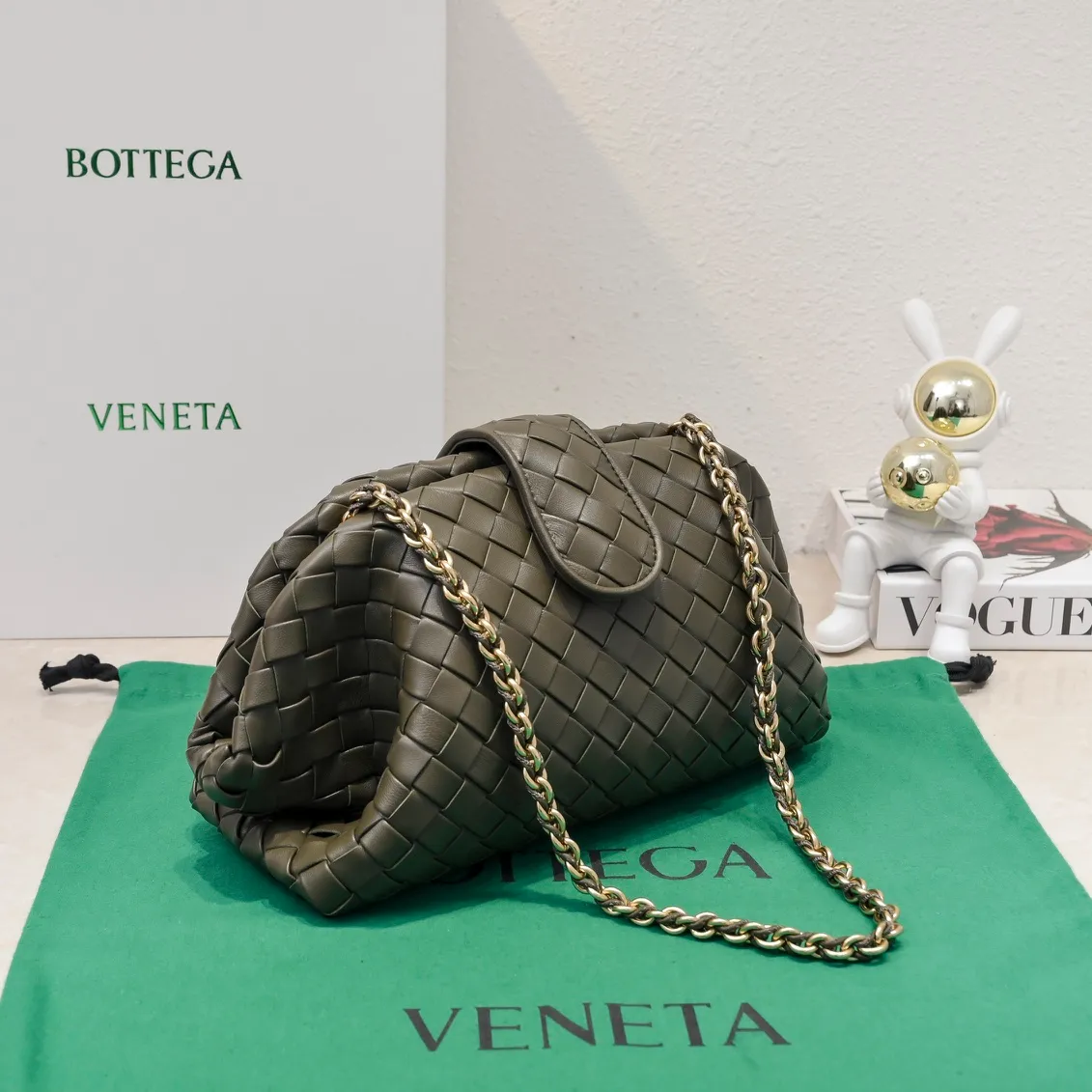 Batch 2260 Bitters Venetia 2024 summer series brings Lauren 1980 handbags back to the public eye. The design of the bag is inspired by ancient Roman architecture. It uses the brand's iconic Intrecciato lambskin woven bag body with a hard frame. No logo can be seen on the whole bag. It is equipped with a leather woven metal chain. When using it as a clutch, just put the chain directly in the bag ~ showing an elegant and timeless style. Decades later, when Lauren Hutton once again walked on the Bottega Venetia spring and summer show with this bag, the charm of the year still remains intact despite the passage of time. Size: 31.5*16.5*11 Style number: 5807#